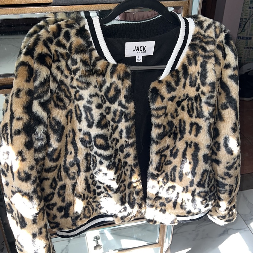 Jack by BB Dakota Leopard Faux Fur Bomber Jacket in Black & Tan - Picture 2 of 3